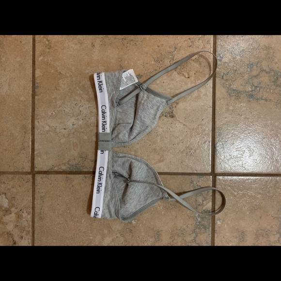 Calvin Klein sports bra, preowned  like new - Picture 3 of 5